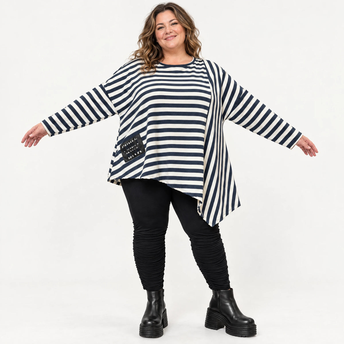 Asymmetrisches Langarmshirt in Creme/Dunkelblau mit Zipfelsaum aus weichem Stretchjersey