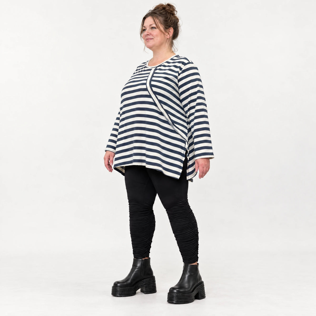 Langarmshirt in Creme/Dunkelblau mit A-Linie aus weichem Stretchjersey und Schlitzen