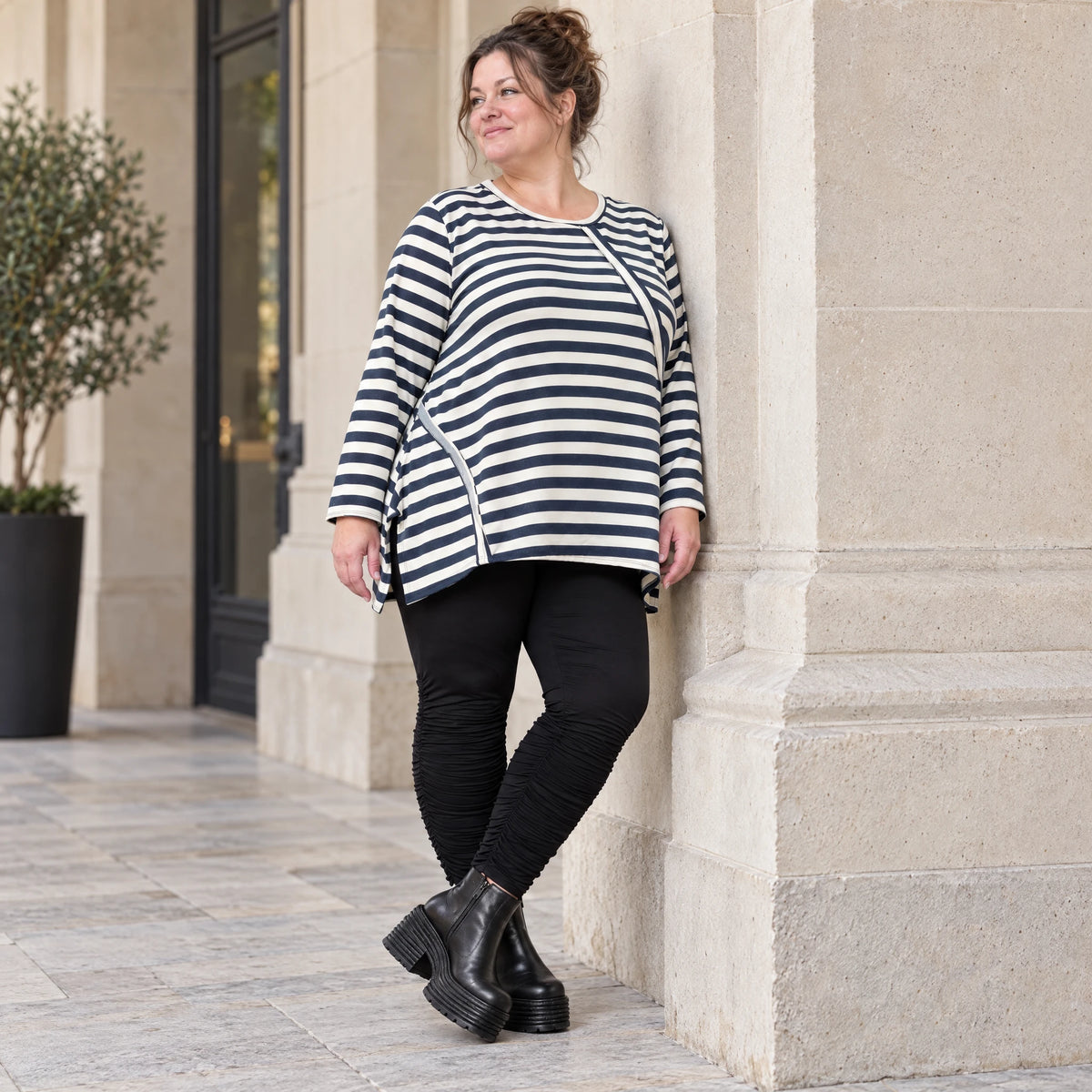 Langarmshirt in Creme/Dunkelblau mit A-Linie aus weichem Stretchjersey und Schlitzen