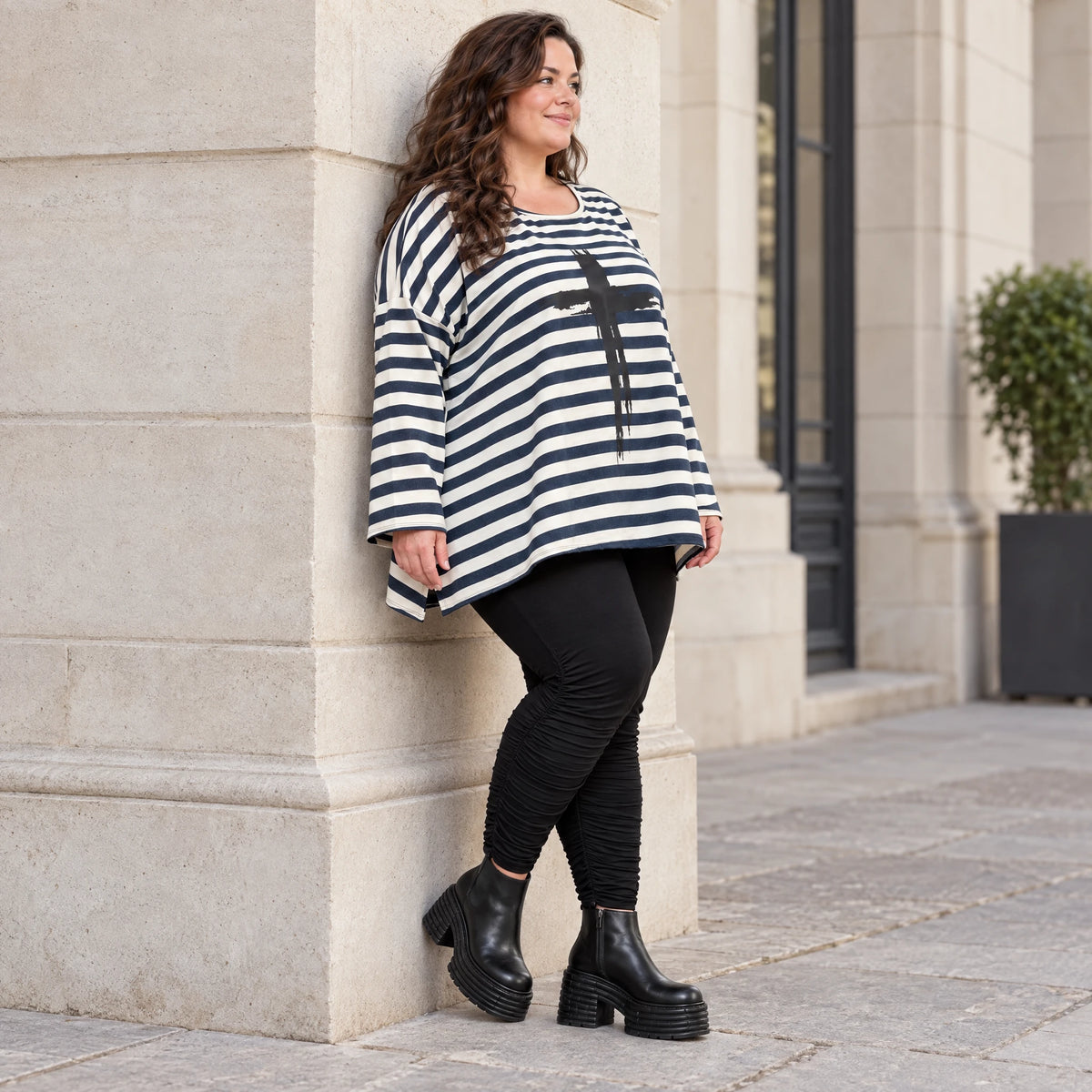 Langarmshirt in A-Linie aus Stretchjersey in Creme/Dunkelblau mit seitlichen Schlitzen