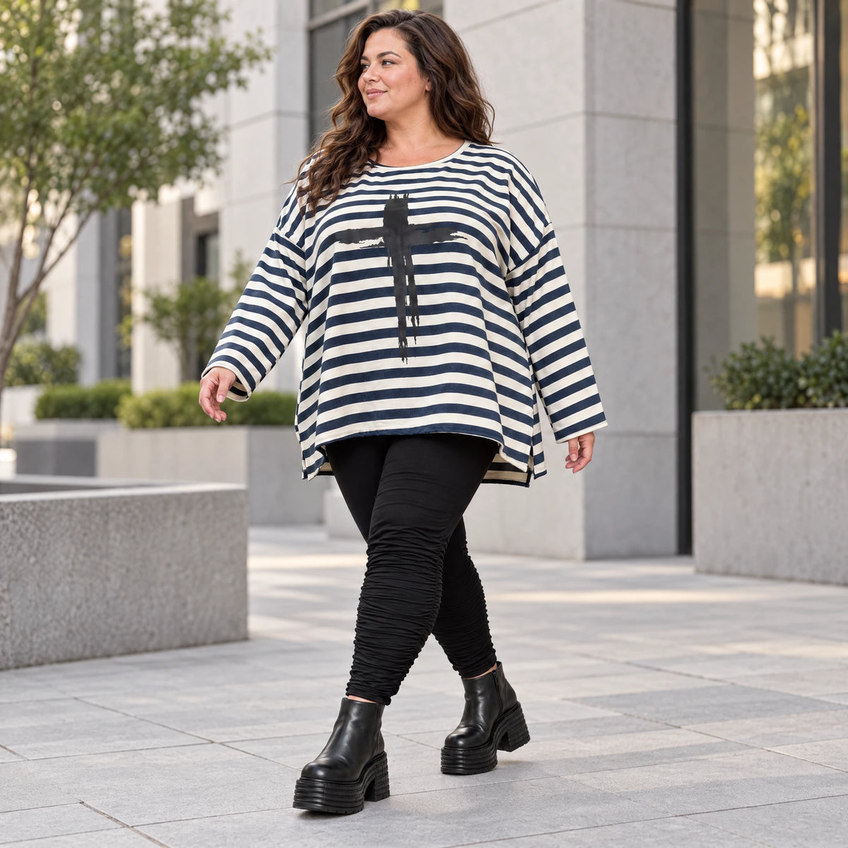 Langarmshirt in A-Linie aus Stretchjersey in Creme/Dunkelblau mit seitlichen Schlitzen