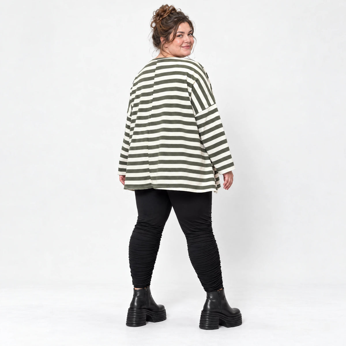 Langarmshirt Creme/Dunkelgrün aus Stretchjersey in lockerer A-Linie mit Seitenschlitzen