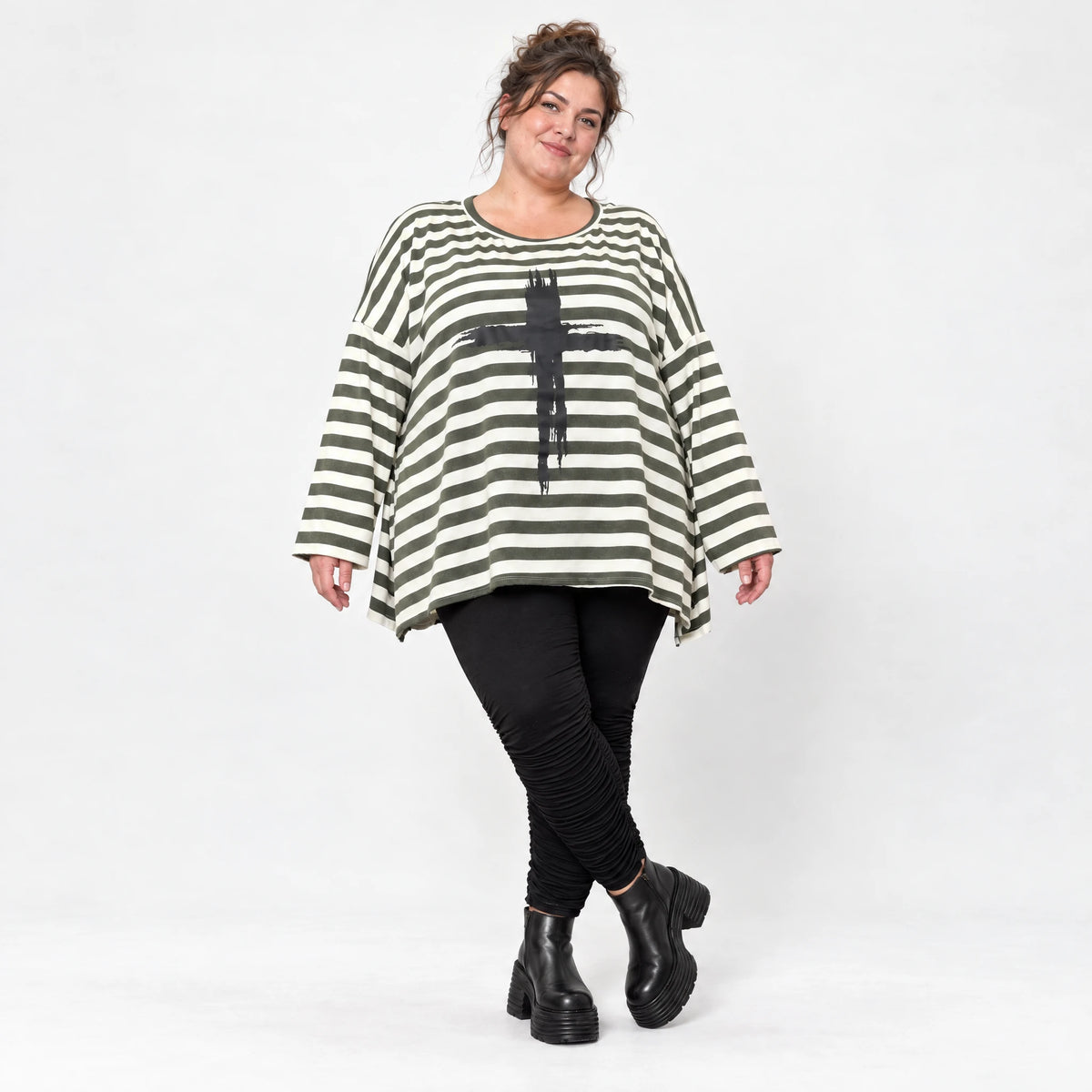 Langarmshirt Creme/Dunkelgrün aus Stretchjersey in lockerer A-Linie mit Seitenschlitzen