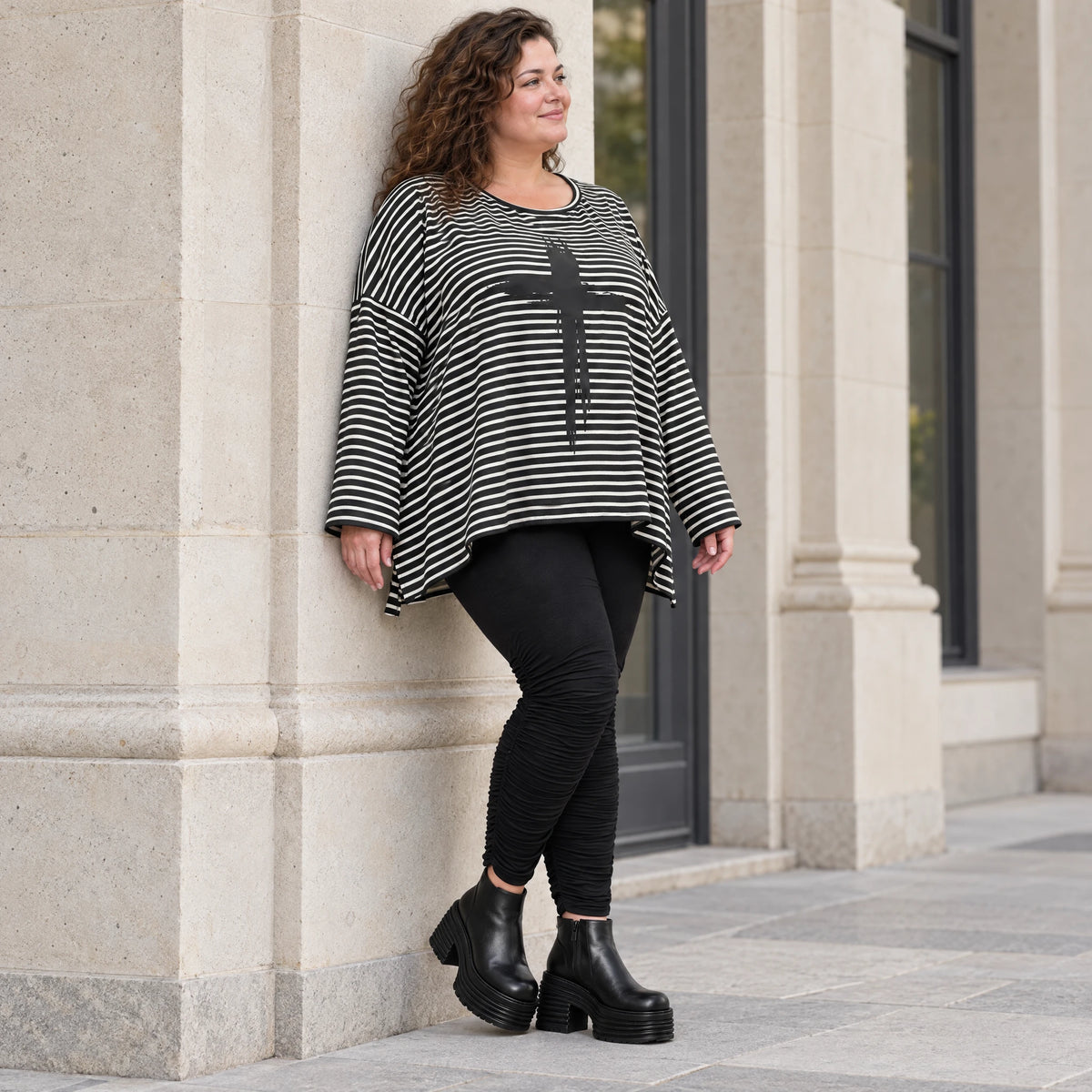 Langarmshirt in Schwarz/Weiß aus Stretchjersey mit A-Linie und seitlichen Schlitzen