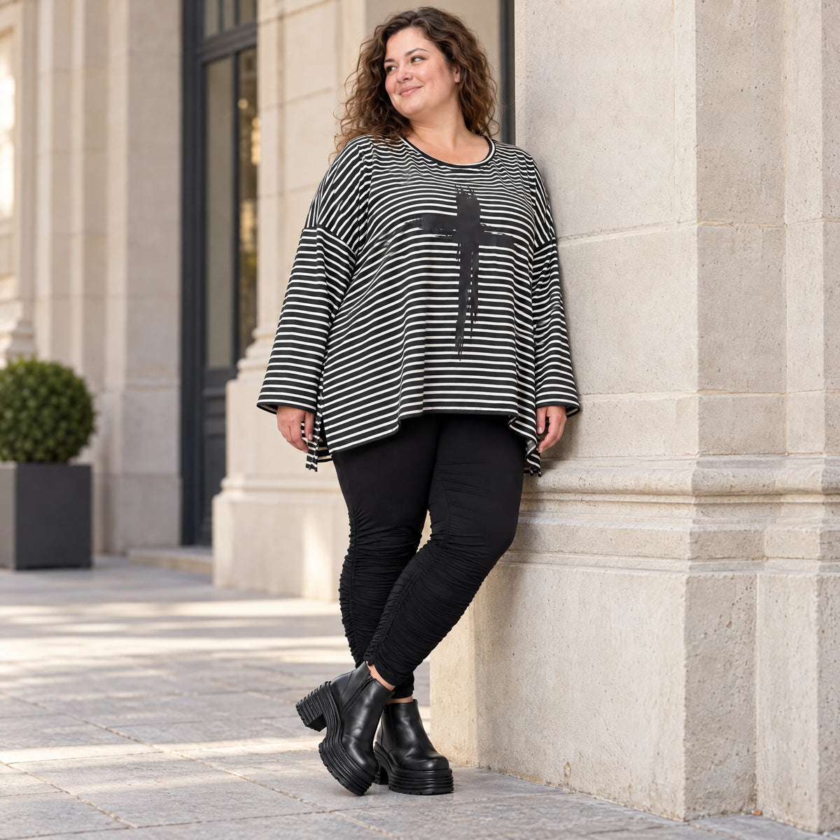 Langarmshirt in Schwarz/Weiß aus Stretchjersey mit A-Linie und seitlichen Schlitzen
