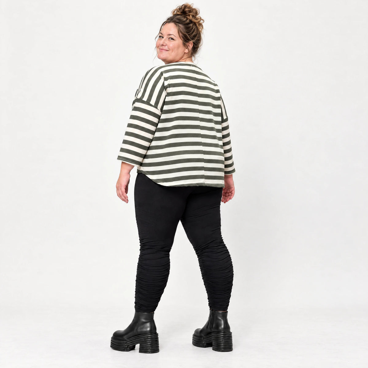Shirt in Creme/Dunkelgrün aus weichem Stretchjersey mit 7/8-Arm und aufgesetzten Taschen