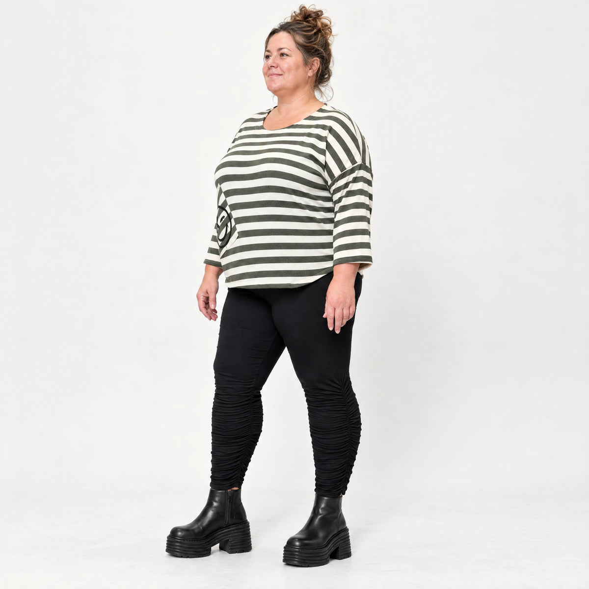 Shirt in Creme/Dunkelgrün aus weichem Stretchjersey mit 7/8-Arm und aufgesetzten Taschen