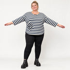 Shirt aus weichem Stretchjersey in Creme/Dunkelblau mit 7/8-Arm und aufgesetzten Taschen
