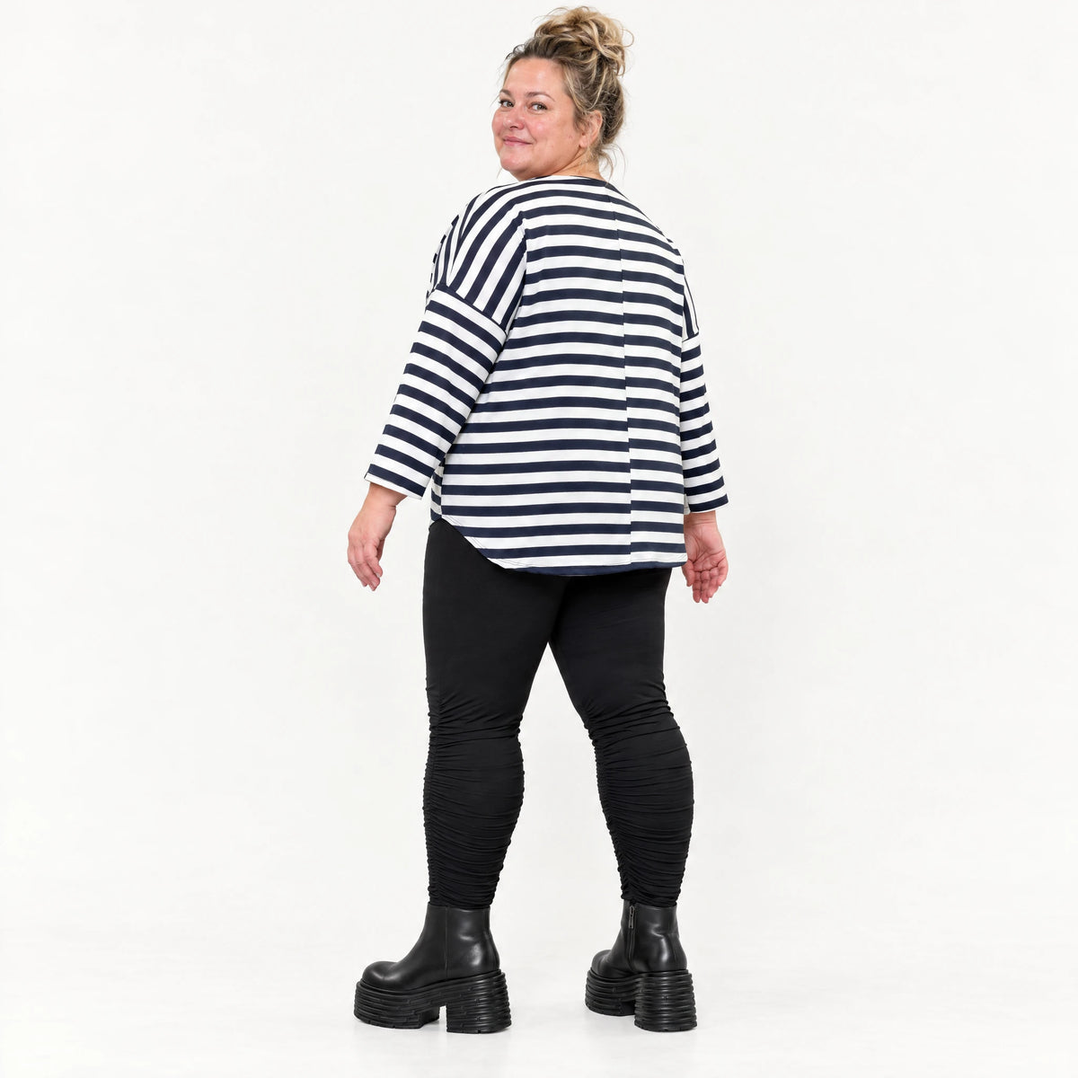 Shirt in Dunkelblau/Weiß aus weichem Stretchjersey mit 7/8-Arm und gerundeter Schnittform