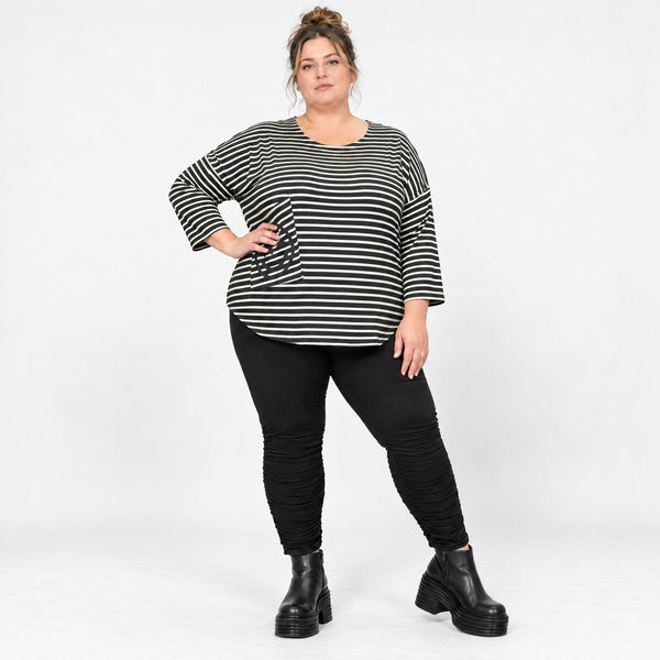Shirt aus weichem Stretchjersey in Schwarz/Weiß mit 7/8-Arm und gerundetem Schnitt