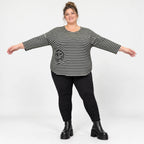Shirt aus weichem Stretchjersey in Schwarz/Weiß mit 7/8-Arm und gerundetem Schnitt
