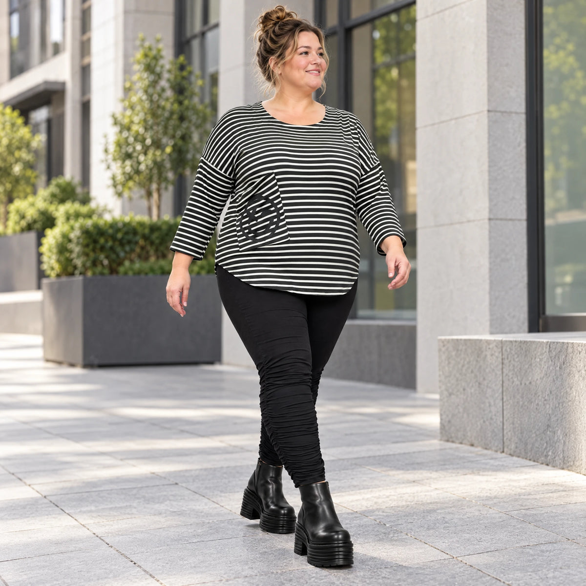 Shirt aus weichem Stretchjersey in Schwarz/Weiß mit 7/8-Arm und gerundetem Schnitt