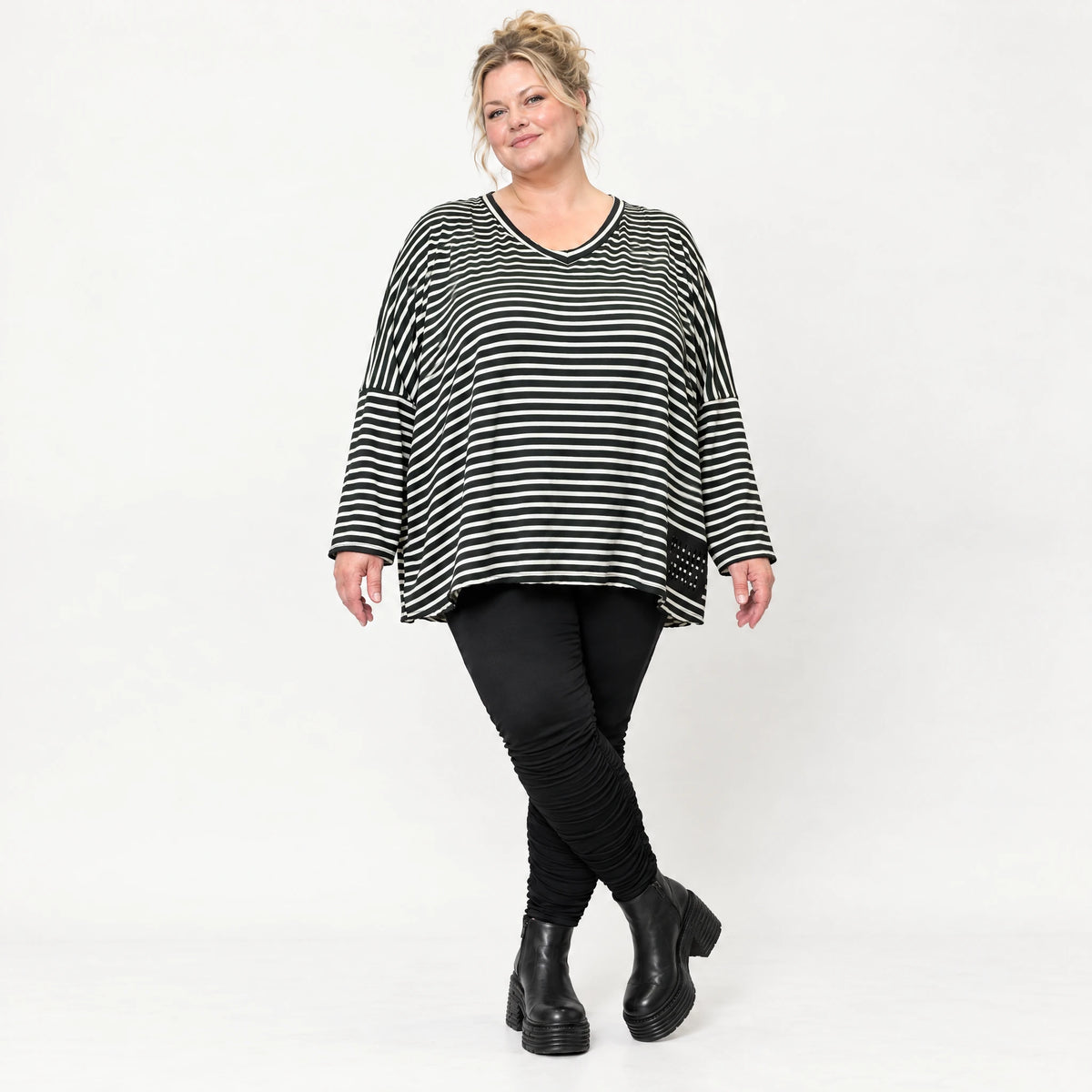 Langarmshirt in Schwarz/Weiß mit kastigem Schnitt und V-Ausschnitt aus Stretchjersey