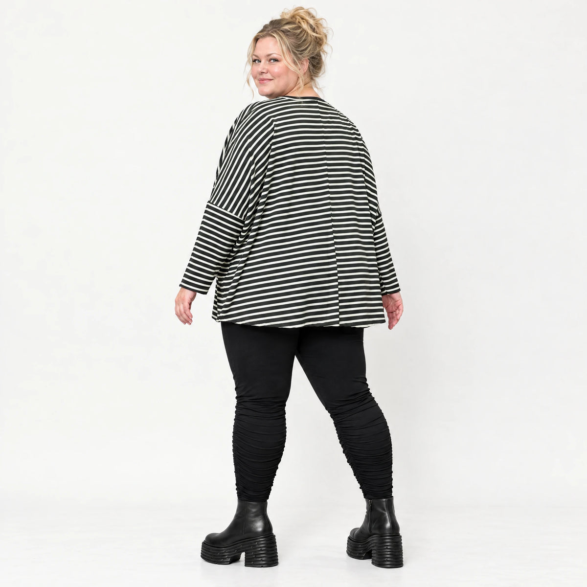 Langarmshirt in Schwarz/Weiß mit kastigem Schnitt und V-Ausschnitt aus Stretchjersey