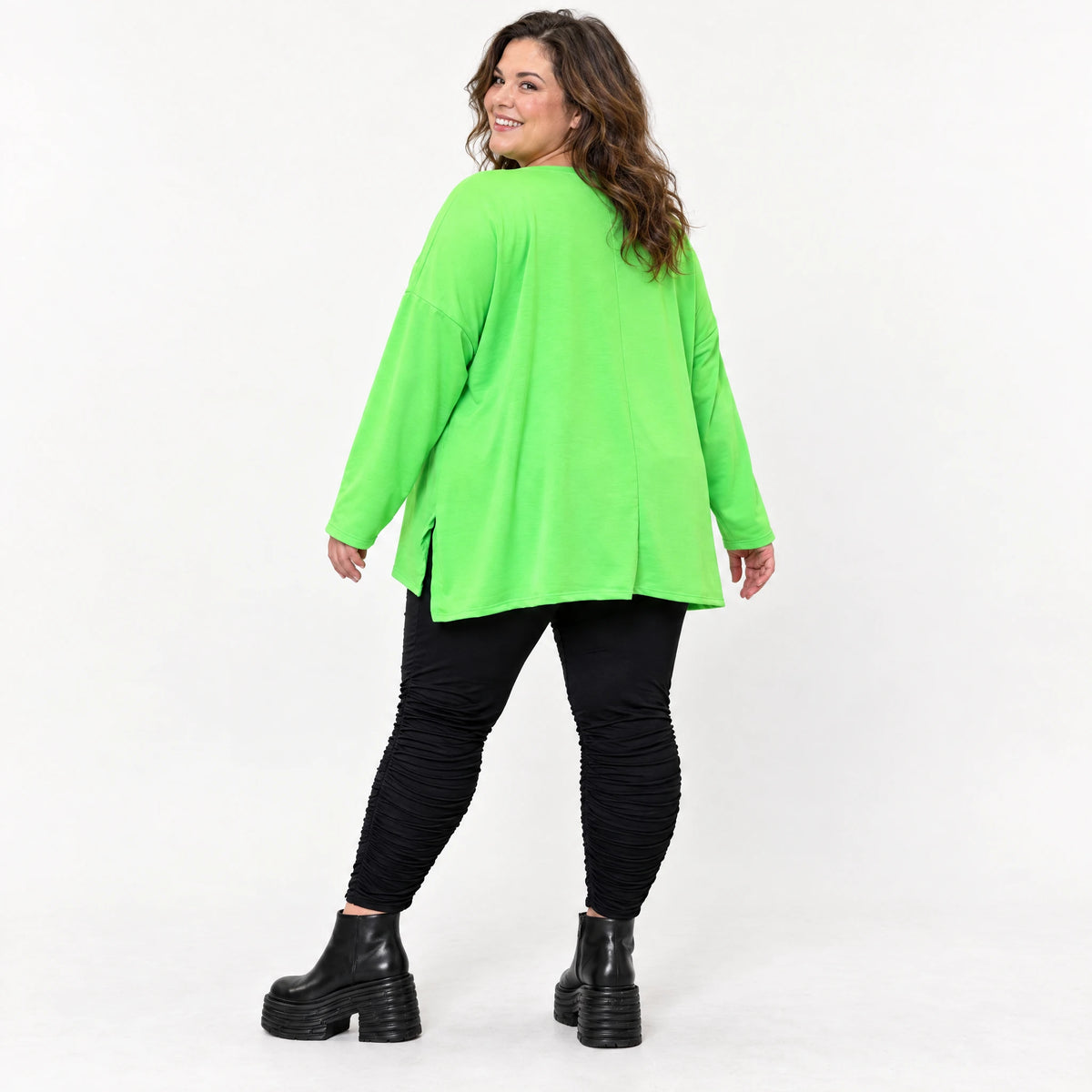 Grünes Langarmshirt in fließender A-Linie aus feinem Stretchjersey mit Rundhalsausschnitt
