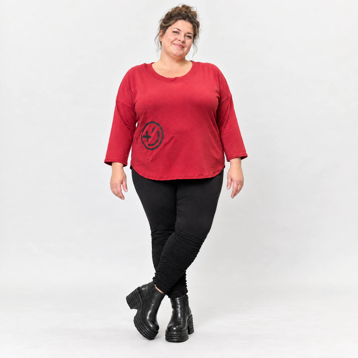 Rotes Shirt aus Stretchjersey mit Rundhalsausschnitt 7/8-Arm und aufgesetzten Taschen
