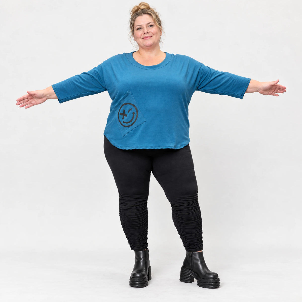 Basic Shirt in Blau aus weichem Stretchjersey mit gerundeter Schnittform und 7/8-Arm