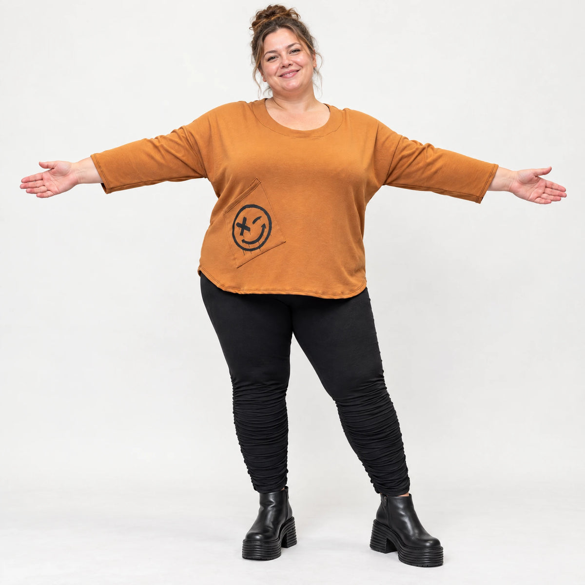 Shirt aus weichem Stretchjersey in Braun mit Rundhalsausschnitt und gerundeter Schnittform