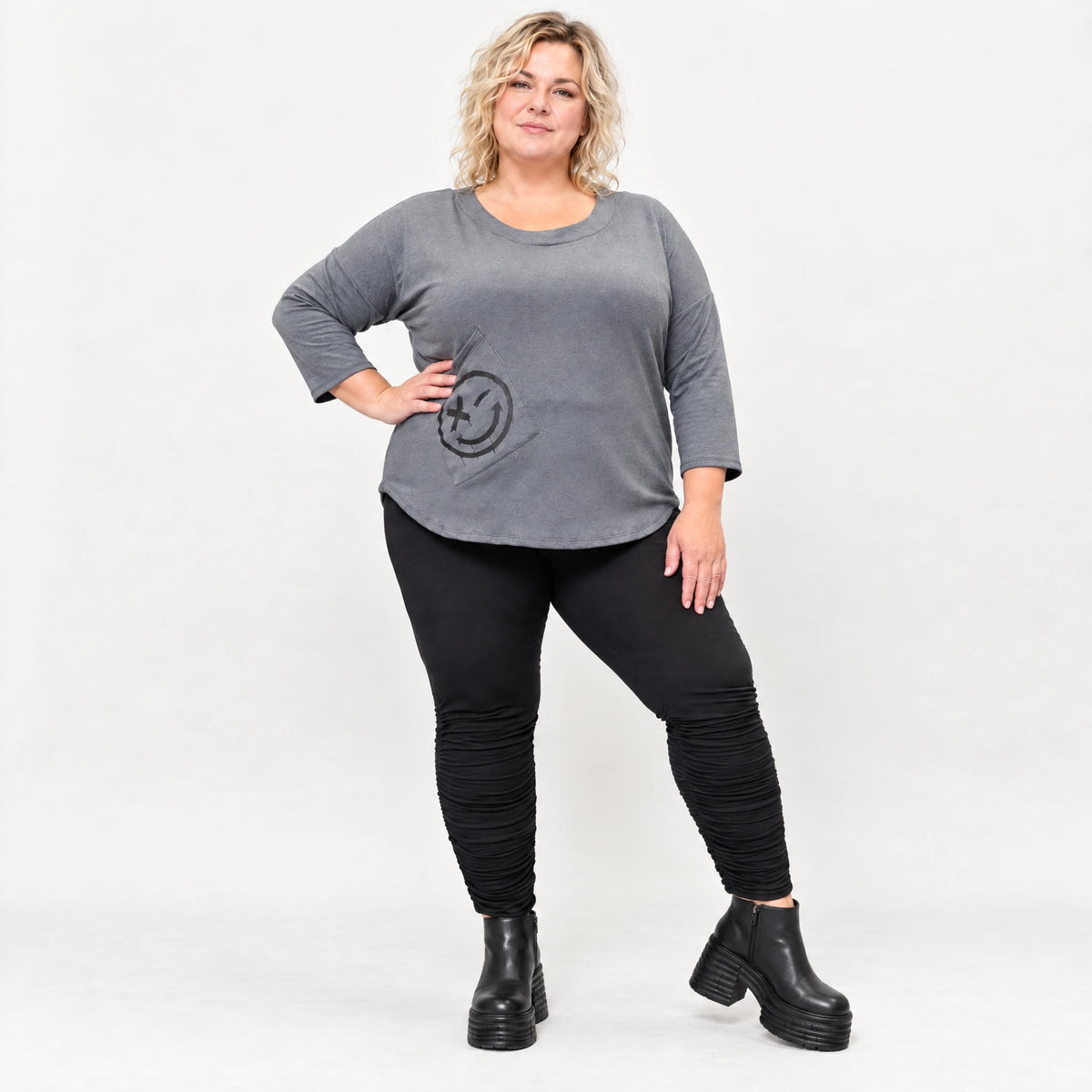 Weiches Shirt in Grau aus Stretchjersey mit gerundetem Schnitt und aufgesetzten Taschen