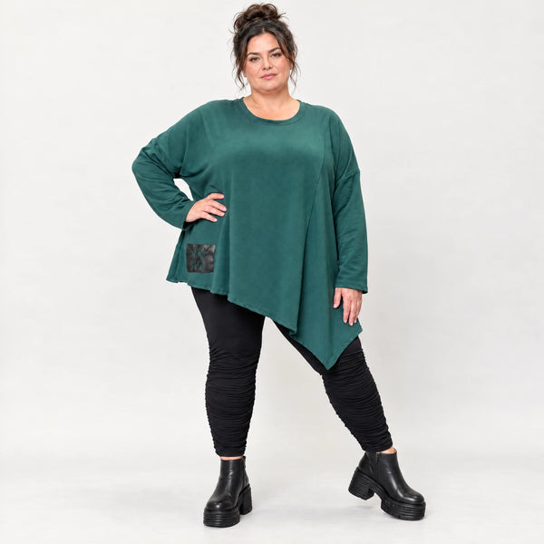 Langarmshirt in Dunkelgrün mit asymmetrischem Zipfelsaum aus feinem weichem Stretchjersey