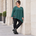 Langarmshirt in Dunkelgrün mit asymmetrischem Zipfelsaum aus feinem weichem Stretchjersey