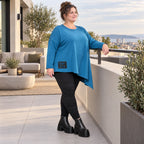 Blaues Langarmshirt mit asymmetrischem Zipfelsaum aus weichem Stretchjersey Made in Italy