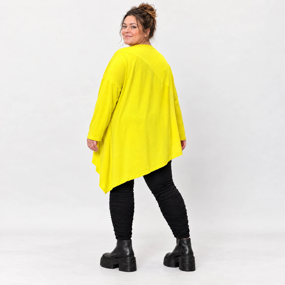 Langarmshirt in sonnigem Gelb aus weichem Stretchjersey mit asymmetrischem Zipfelsaum