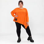 Orange Langarmshirt aus weichem Stretchjersey mit asymmetrischem Schnitt und Zipfelsaum