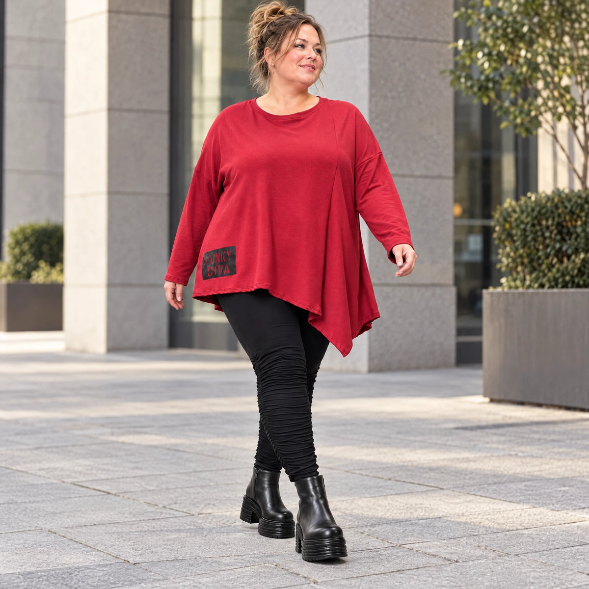 Rotes Langarmshirt mit asymmetrischem Zipfelsaum aus weichem Stretchjersey aus Italien