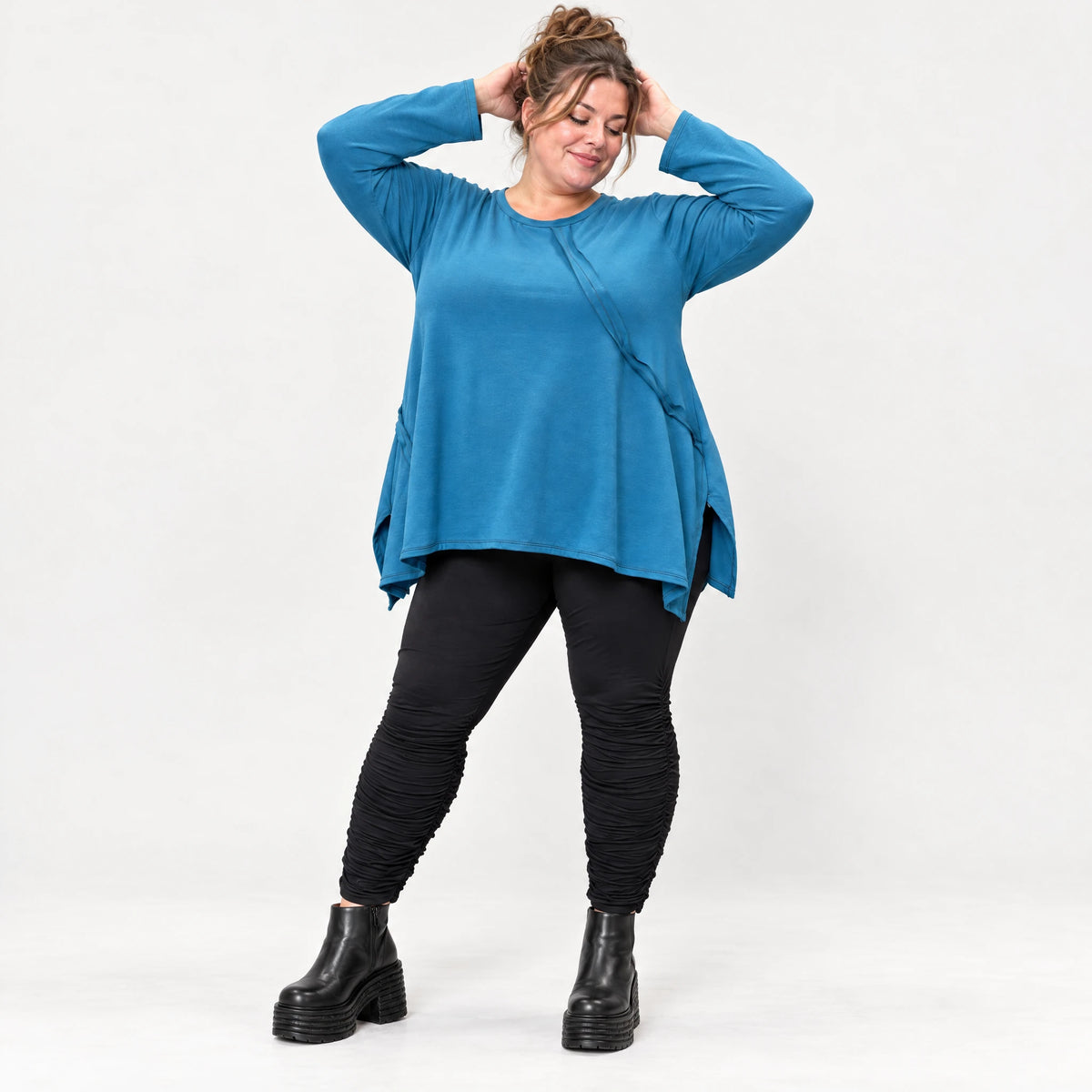Blaues Langarmshirt aus warmem Stretchjersey in fließender A-Linie mit Rundhalsausschnitt