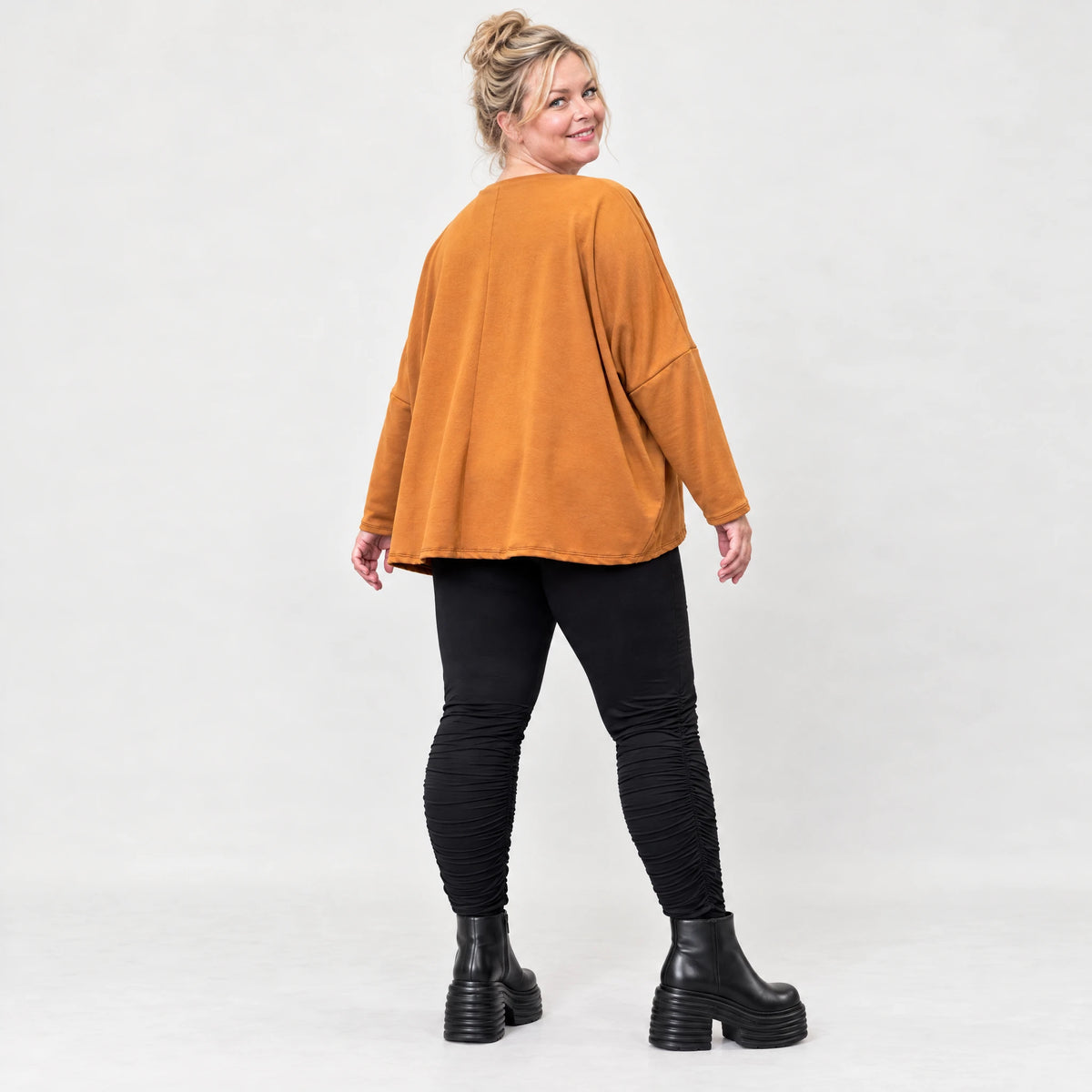 Langarmshirt in Braun mit V-Ausschnitt aus weichem Stretchjersey in kastiger Passform
