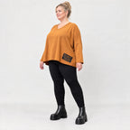 Langarmshirt in Braun mit V-Ausschnitt aus weichem Stretchjersey in kastiger Passform