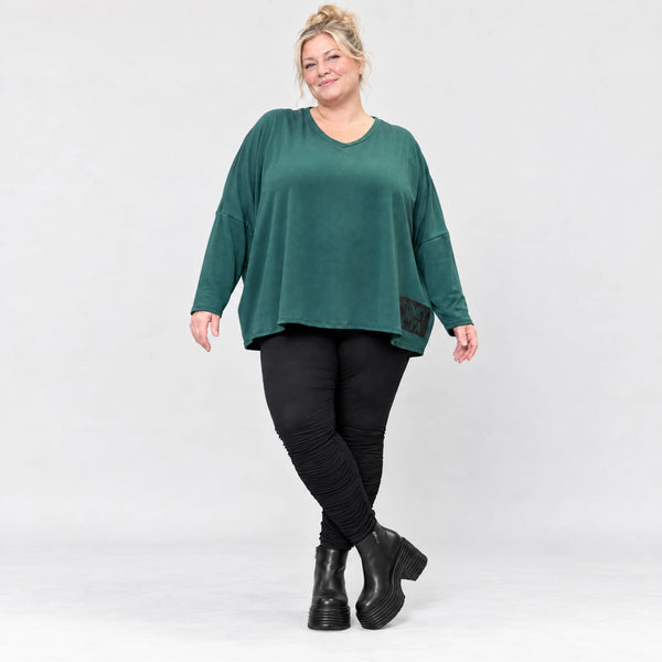Dunkelgrünes Langarmshirt mit V-Ausschnitt aus feinem Stretchjersey und kastiger Passform