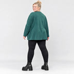 Dunkelgrünes Langarmshirt mit V-Ausschnitt aus feinem Stretchjersey und kastiger Passform