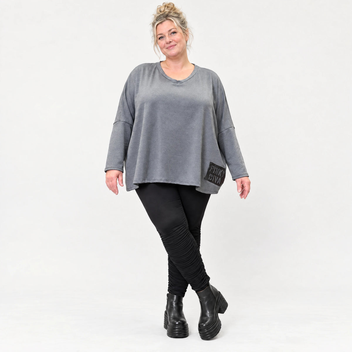 Graues Langarmshirt aus weichem Stretchjersey mit V-Ausschnitt und kastiger Passform