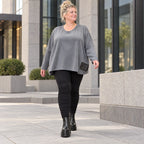 Graues Langarmshirt aus weichem Stretchjersey mit V-Ausschnitt und kastiger Passform