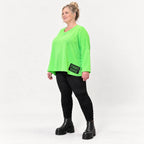 Langarmshirt in sattem Grün aus weichem Stretchjersey mit V-Ausschnitt im kastigen Schnitt