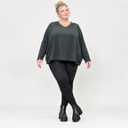 Schwarzes Langarmshirt aus weichem Stretchjersey mit kastigem Schnitt und V-Ausschnitt