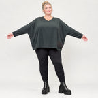 Schwarzes Langarmshirt aus weichem Stretchjersey mit kastigem Schnitt und V-Ausschnitt