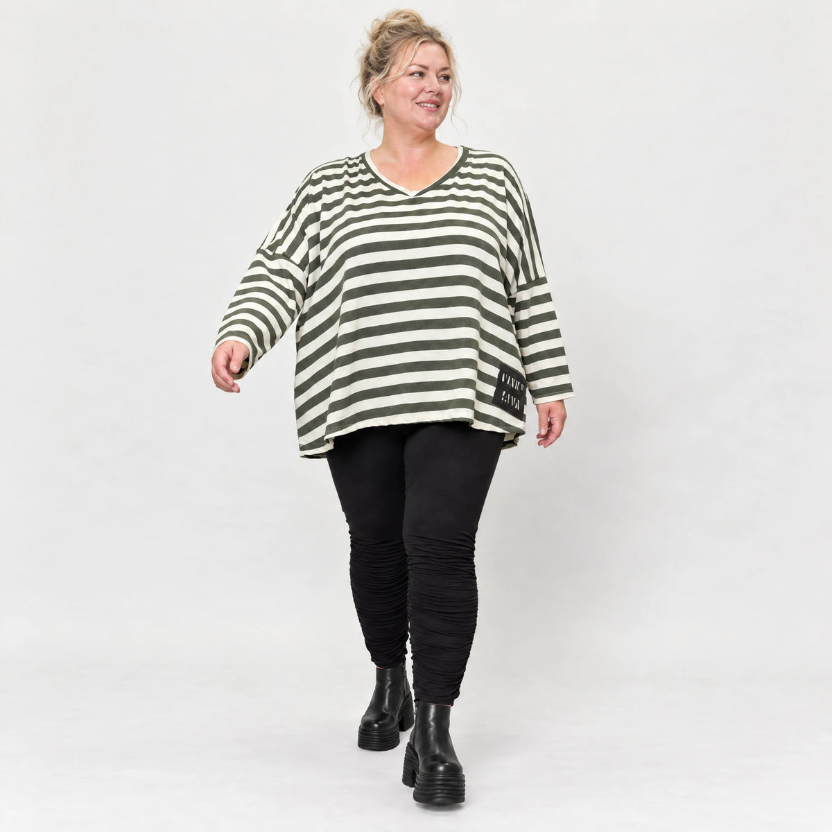Kastiges Langarmshirt in Creme/Dunkelgrün aus weichem Stretchjersey mit V-Ausschnitt