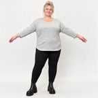 Langarmshirt in Grau/Schwarz aus weichem Flauschgarn mit Rundhalsausschnitt und Taschen