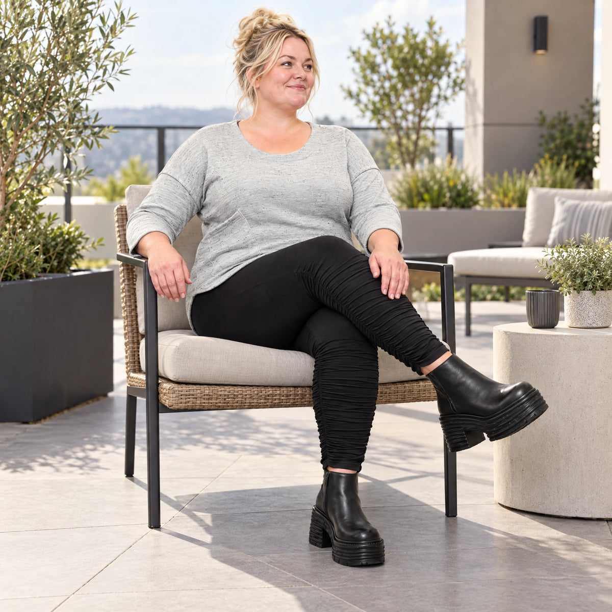 Langarmshirt in Grau/Schwarz aus weichem Flauschgarn mit Rundhalsausschnitt und Taschen