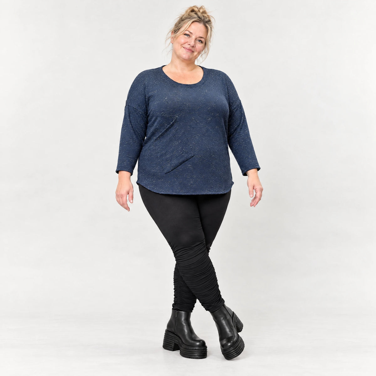 Feinstrickshirt in Blau/Weiß meliert mit Rundhalsausschnitt und aufgesetzten Taschen