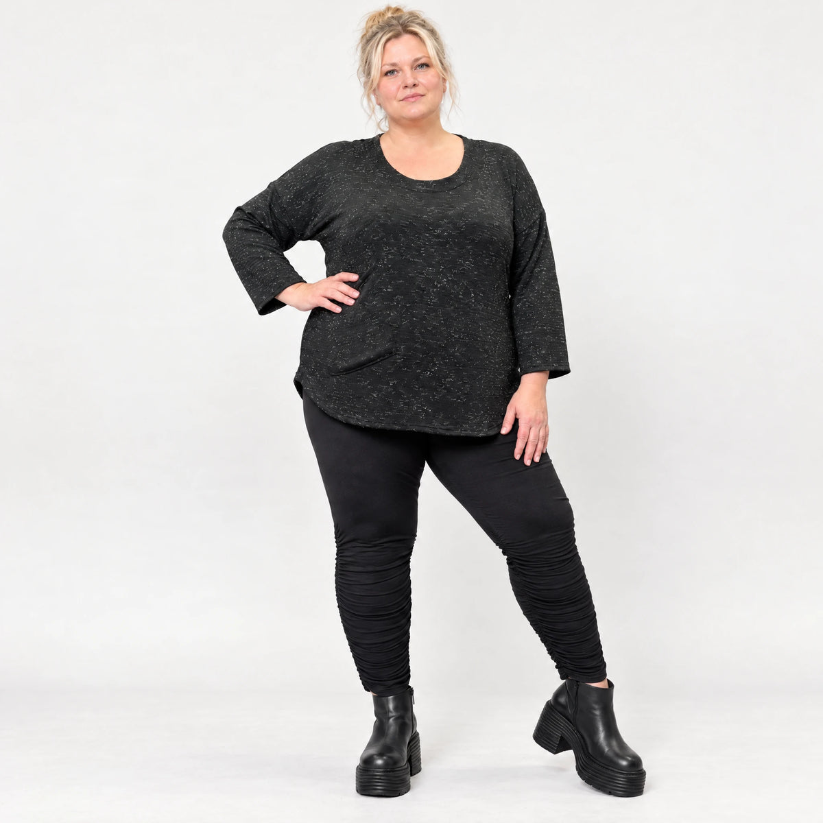 Feinstrickshirt aus Italien in Schwarz/Weiß mit flauschigem Garn und aufgesetzten Taschen