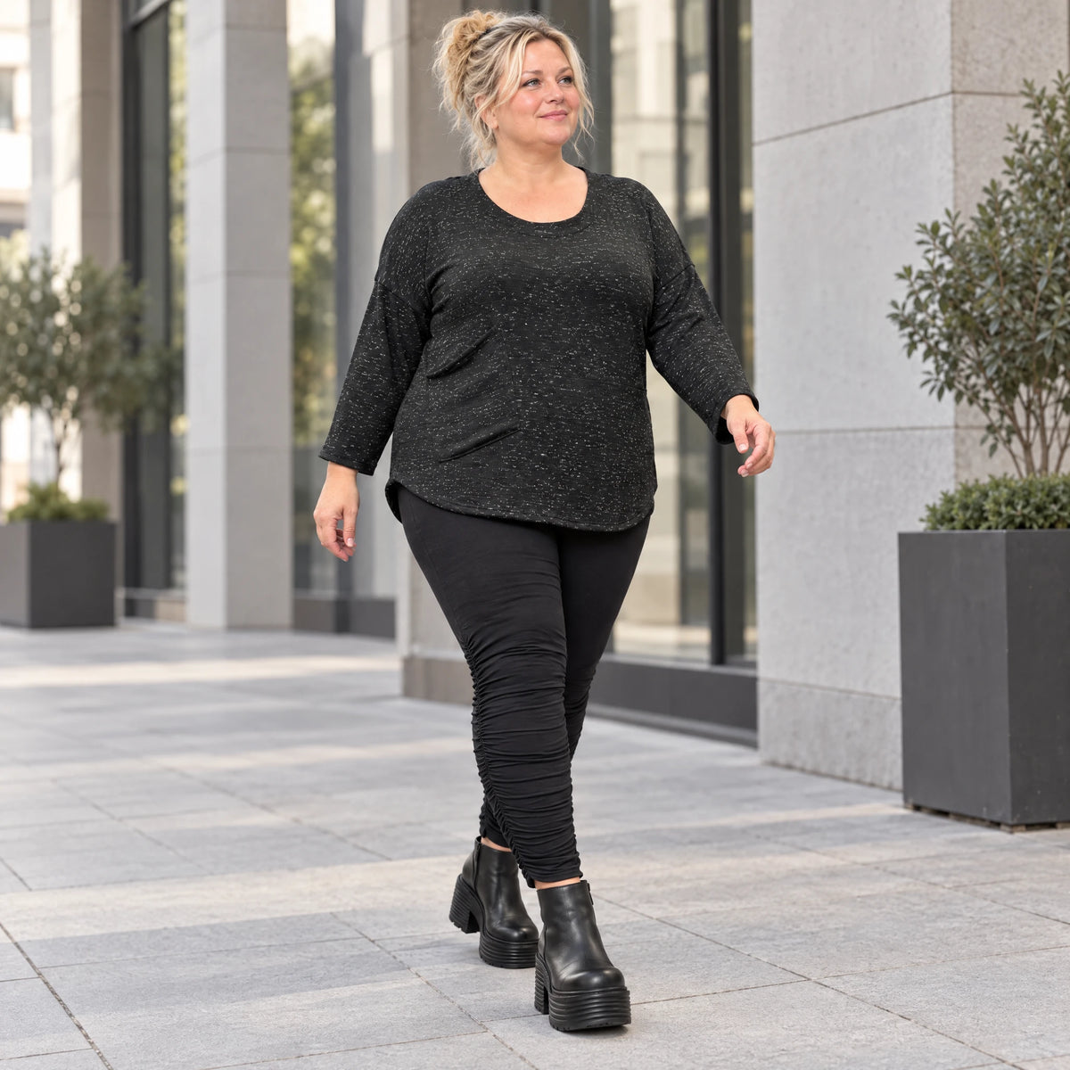 Feinstrickshirt aus Italien in Schwarz/Weiß mit flauschigem Garn und aufgesetzten Taschen