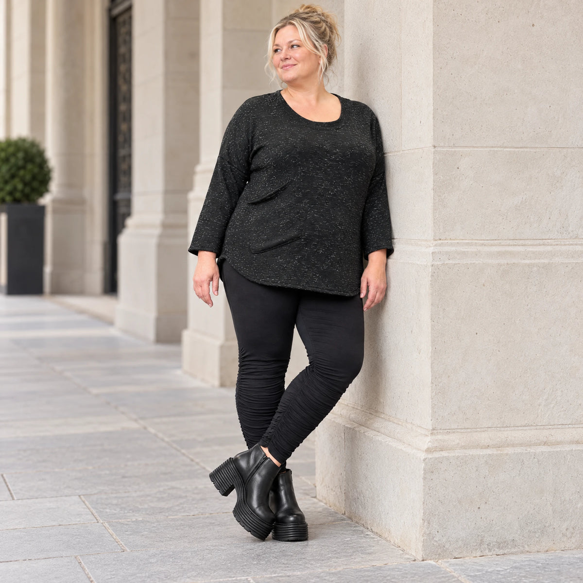 Feinstrickshirt aus Italien in Schwarz/Weiß mit flauschigem Garn und aufgesetzten Taschen