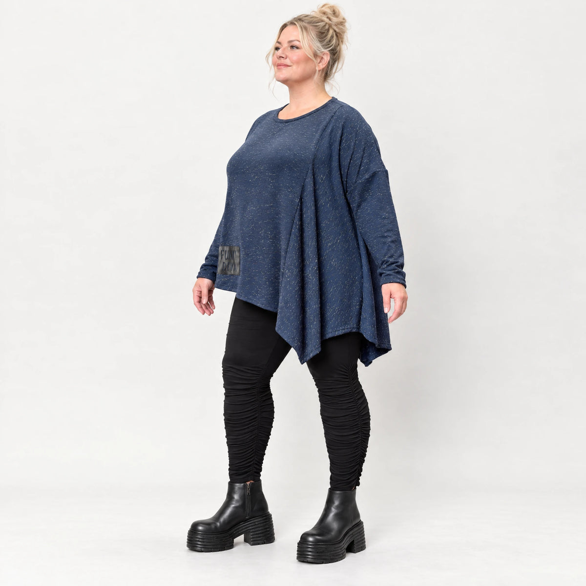 Asymmetrisches Langarmshirt in Blau/Weiß aus flauschigem Strick mit lässigem Zipfelsaum