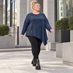 Asymmetrisches Langarmshirt in Blau/Weiß aus flauschigem Strick mit lässigem Zipfelsaum