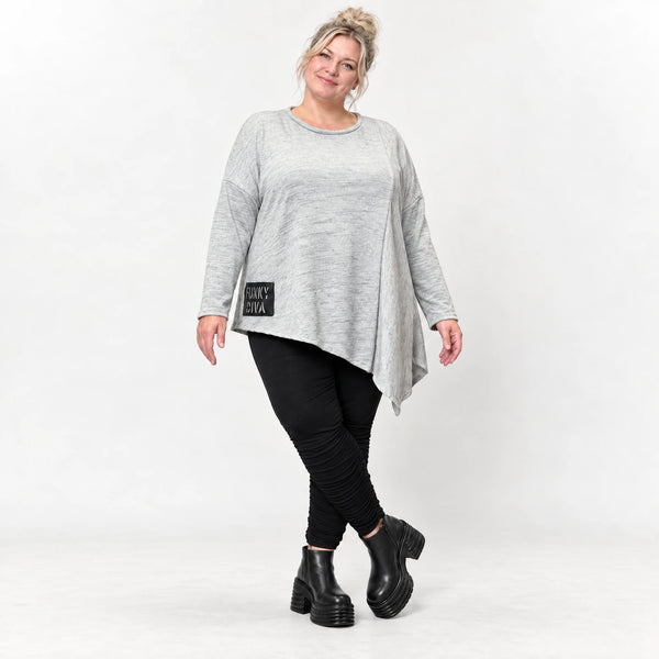 Feinstrickshirt in Grau/Schwarz mit asymmetrischem Zipfelsaum und Flauschgarnoptik