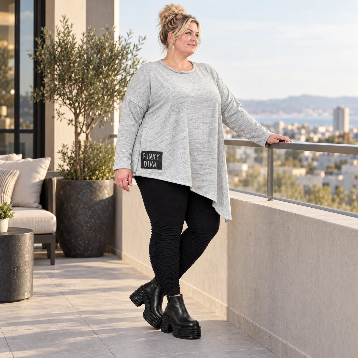 Feinstrickshirt in Grau/Schwarz mit asymmetrischem Zipfelsaum und Flauschgarnoptik